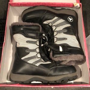 Airwalk brand snow boots size 10 In box.